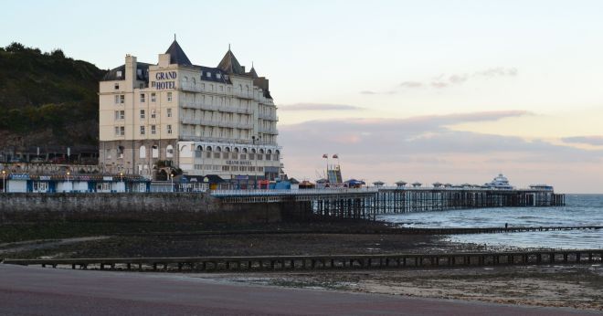 llandudno-1601-grand-hotel-and-pier